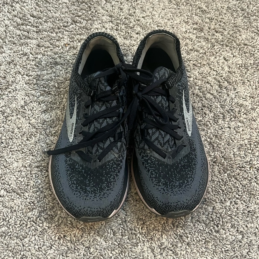 Women’s Brooks shoes!!